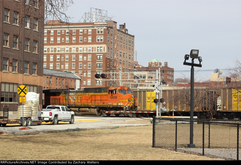 BNSF 5608